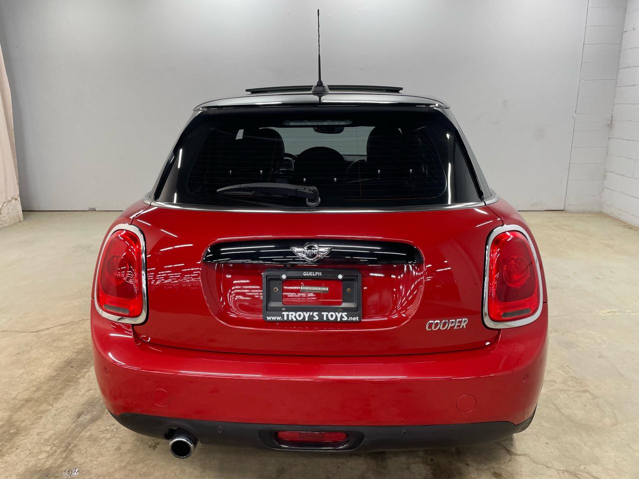 2017 MINI Cooper 5dr HB Photo5