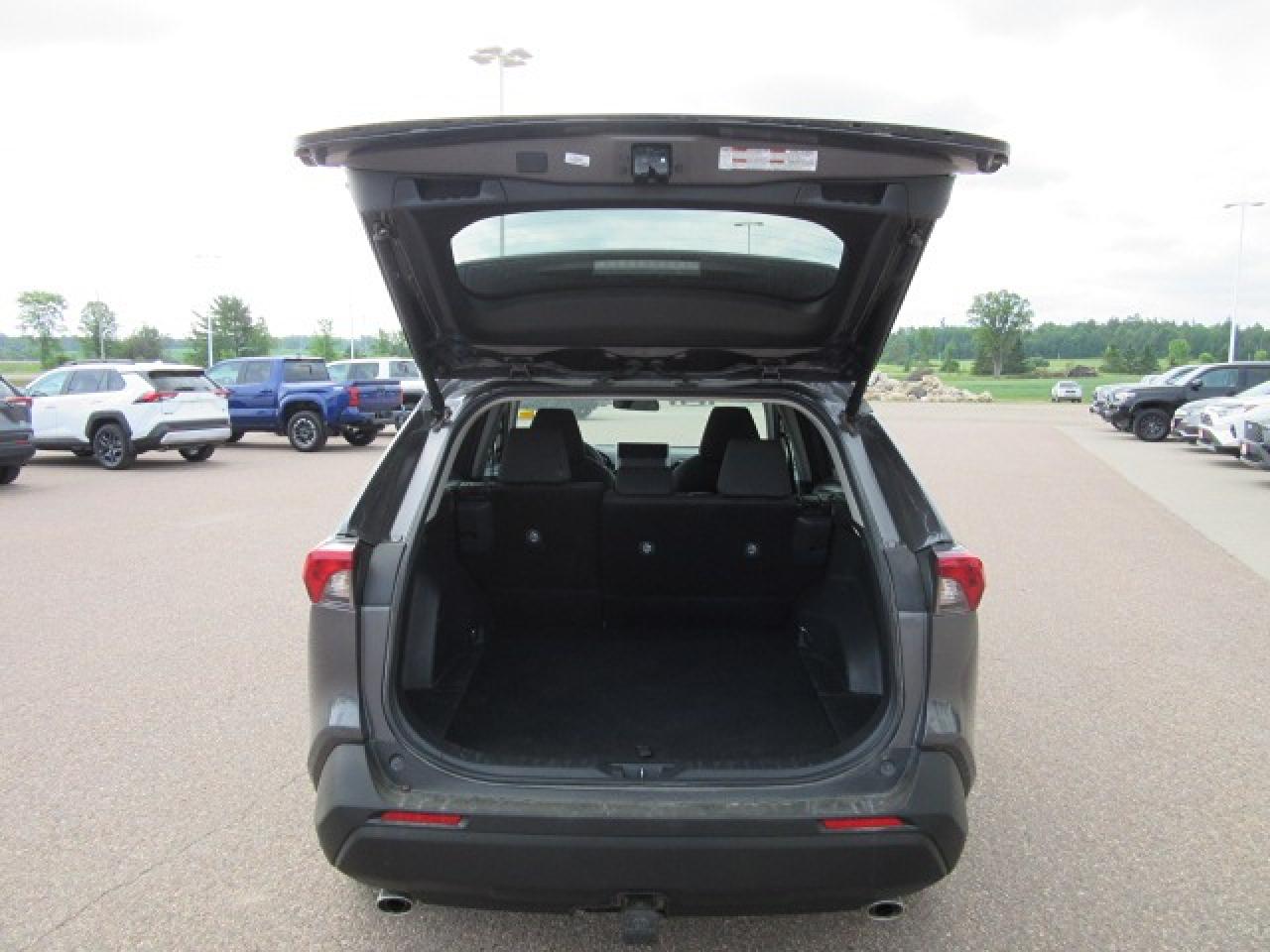 2024 Toyota RAV4 XLE Photo4