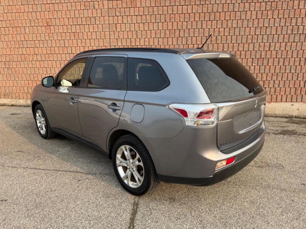 2014 Mitsubishi Outlander ES |4WD|LEATHER|SUNROOF|HEATED SEATS|BLUETOOTH| - Photo #4
