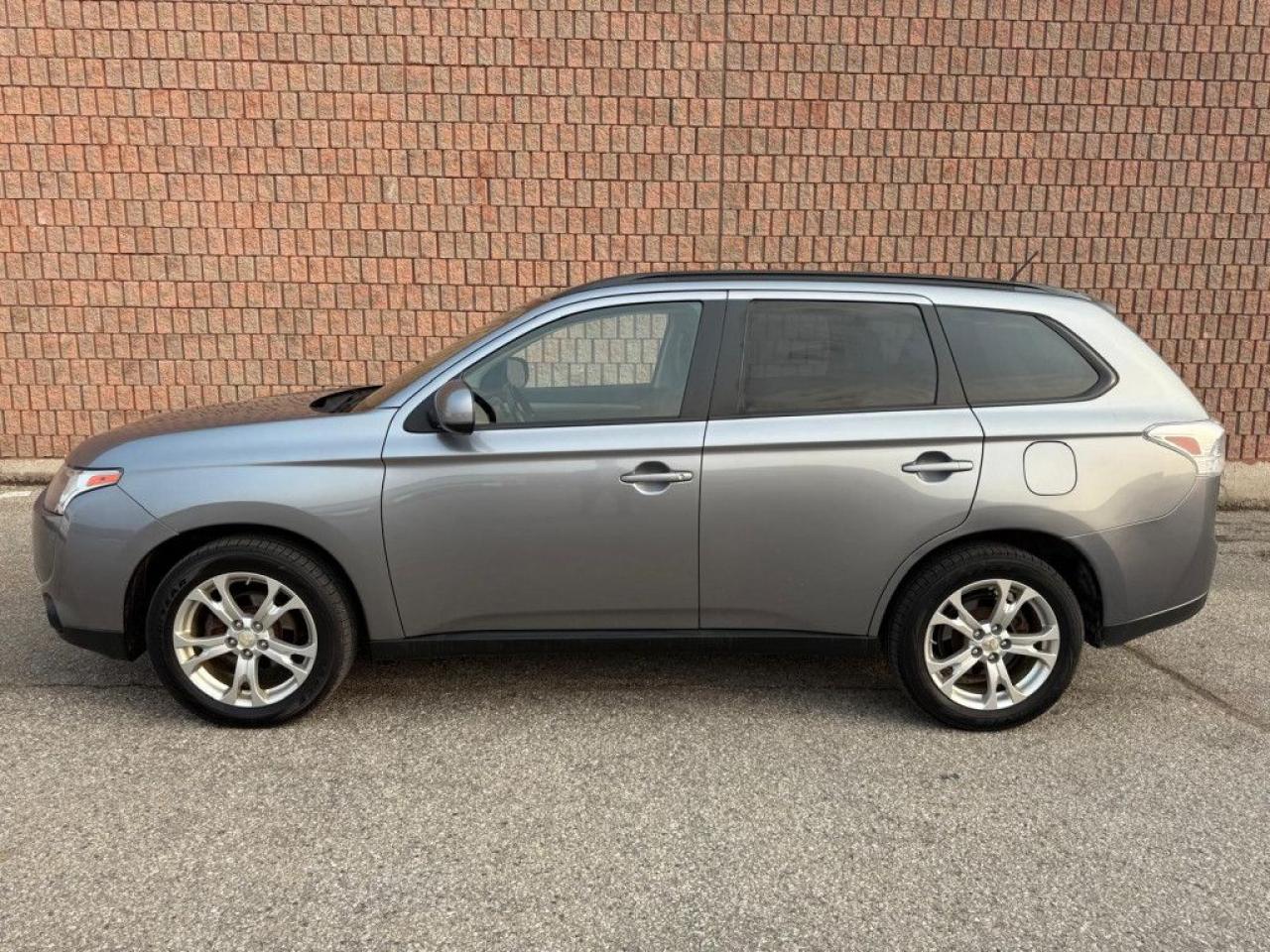 2014 Mitsubishi Outlander ES |4WD|LEATHER|SUNROOF|HEATED SEATS|BLUETOOTH| - Photo #3
