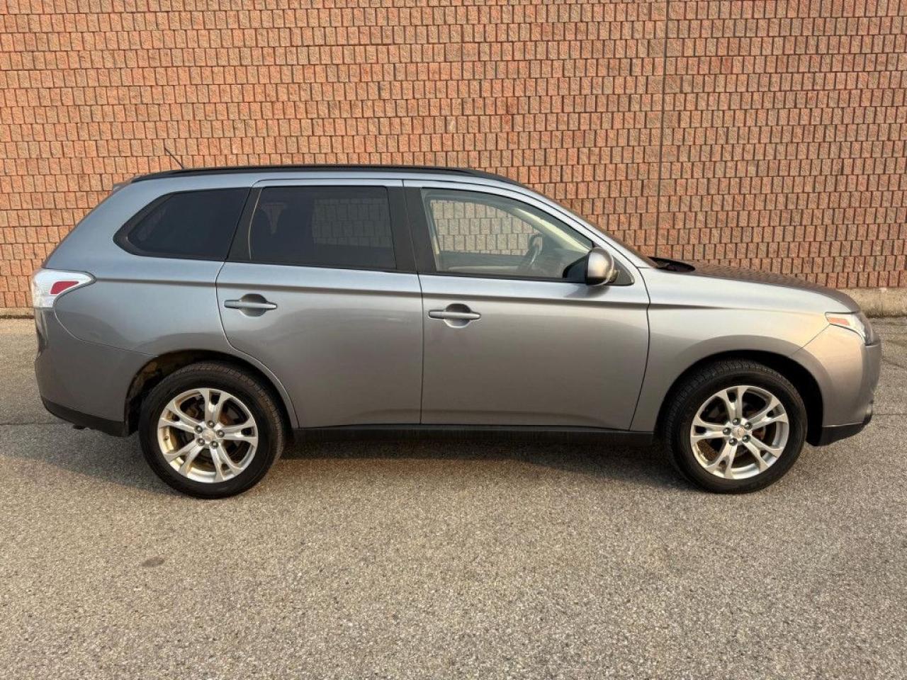 2014 Mitsubishi Outlander ES |4WD|LEATHER|SUNROOF|HEATED SEATS|BLUETOOTH| - Photo #7