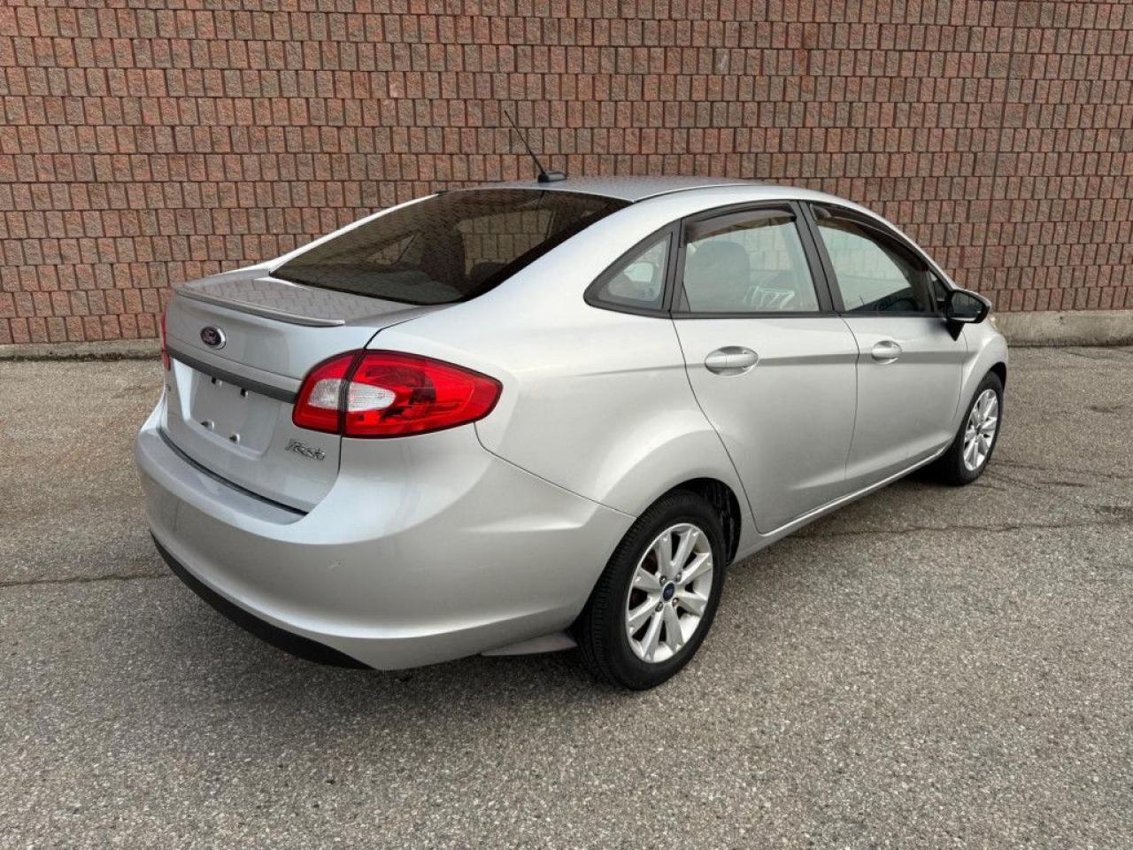 2013 Ford Fiesta SE |LOW KMS|HEATED SEATS|BLUETOOTH|MULTI-FUNCTION STEERING WHEEL| - Photo #6