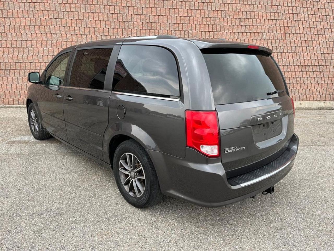 2016 Dodge Grand Caravan SXT PREMIUM PLUS | CLEAN CARFAX | LEATHER | POWER GROUP | BIG SCREEN | STOW N GO | NAVI | - Photo #4