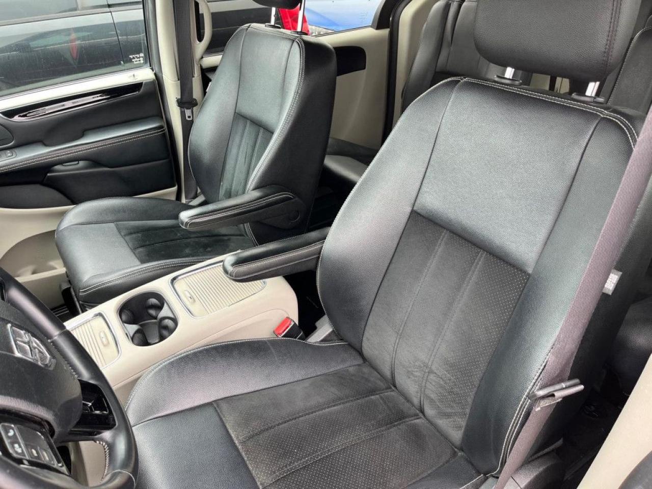2016 Dodge Grand Caravan SXT PREMIUM PLUS | CLEAN CARFAX | LEATHER | POWER GROUP | BIG SCREEN | STOW N GO | NAVI | - Photo #13