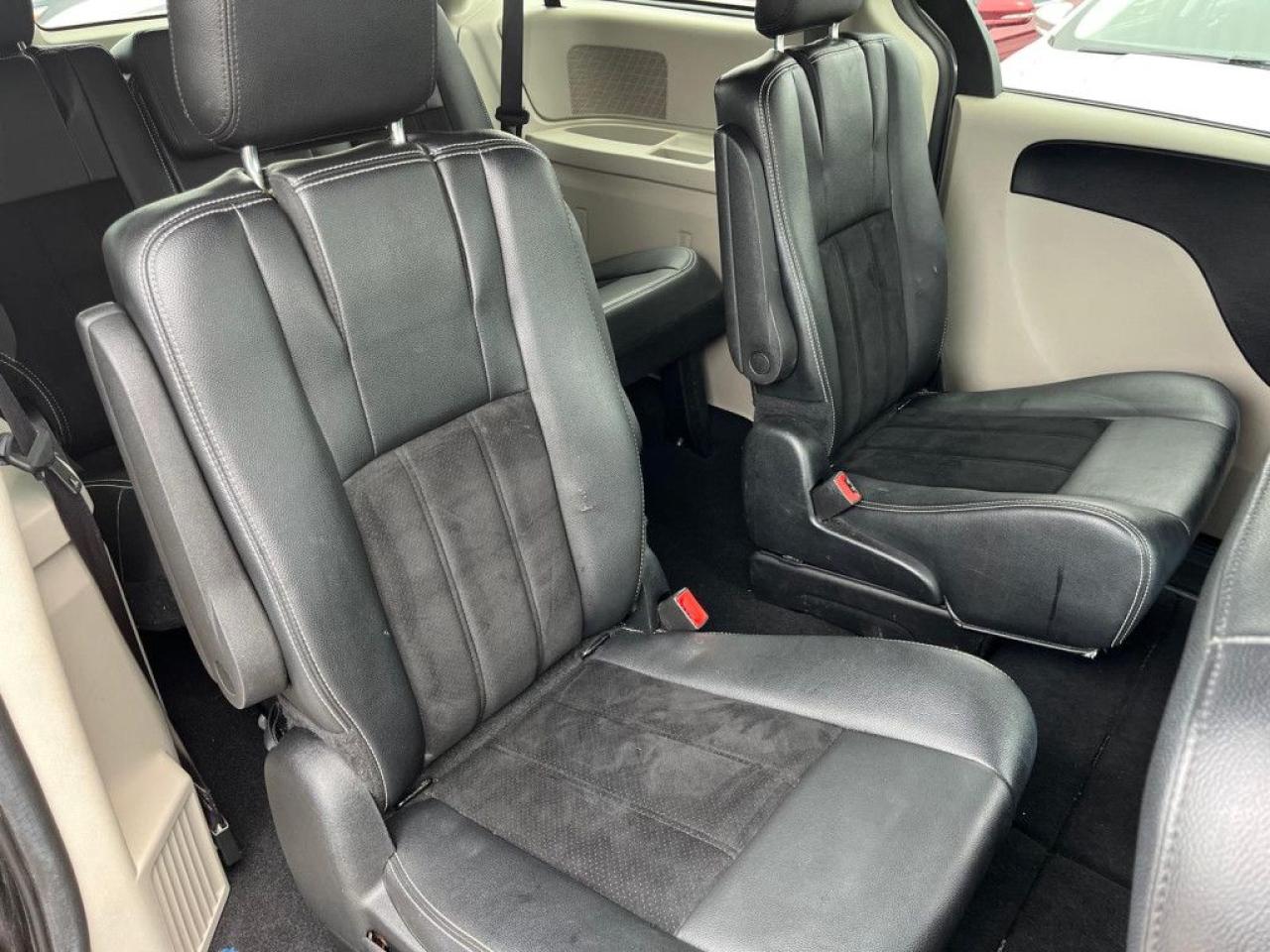 2016 Dodge Grand Caravan SXT PREMIUM PLUS | CLEAN CARFAX | LEATHER | POWER GROUP | BIG SCREEN | STOW N GO | NAVI | - Photo #16