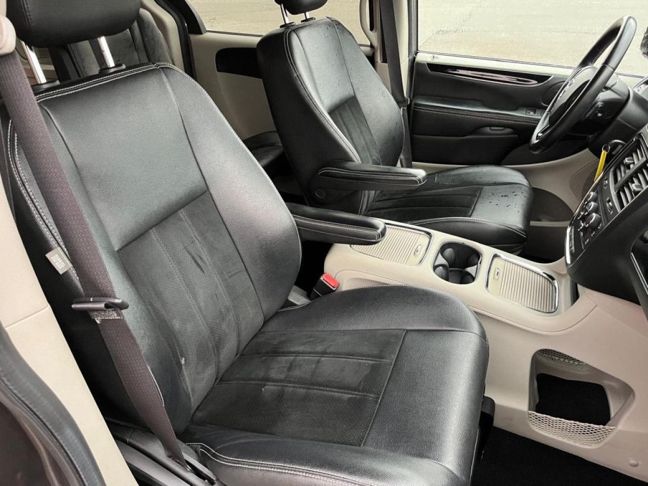 2016 Dodge Grand Caravan SXT PREMIUM PLUS | CLEAN CARFAX | LEATHER | POWER GROUP | BIG SCREEN | STOW N GO | NAVI | - Photo #14