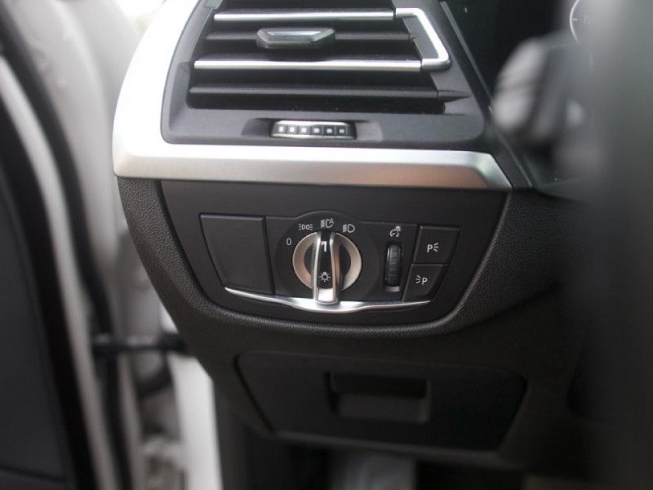 2022 BMW X3 xDrive30e  **PHEV - PWR GATE - MEM. SEAT** Photo