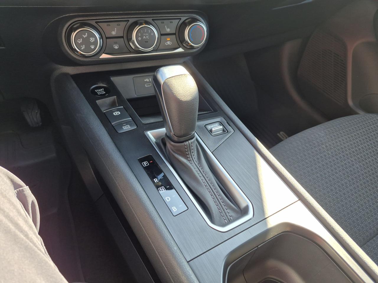 2025 Nissan Kicks S Photo11