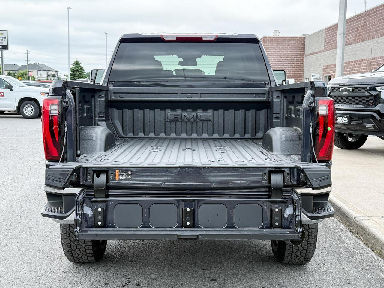 2025 GMC Sierra 2500 HD SLT DURAMAX 6.6L V8 WITH REMOTE START/ENTRY, HEATED SEATS, HEATED STEERING WHEEL, VENTILATED SEATS, BOSE SOUND SYSTEM, HD REAR VISION CAMERA Photo4