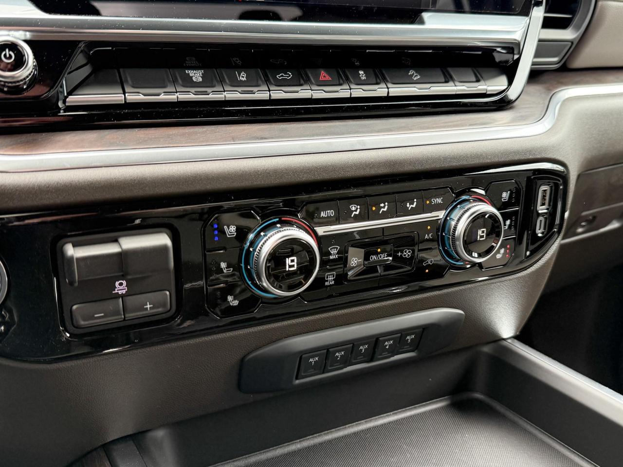 2025 GMC Sierra 2500 HD SLT DURAMAX 6.6L V8 WITH REMOTE START/ENTRY, HEATED SEATS, HEATED STEERING WHEEL, VENTILATED SEATS, BOSE SOUND SYSTEM, HD REAR VISION CAMERA Photo