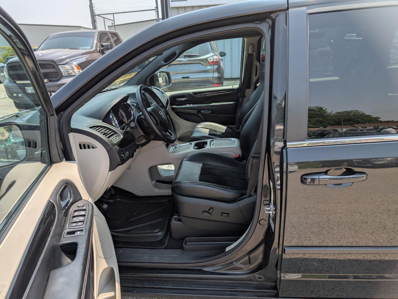 2016 Dodge Grand Caravan SXT Premium Plus - Photo #10