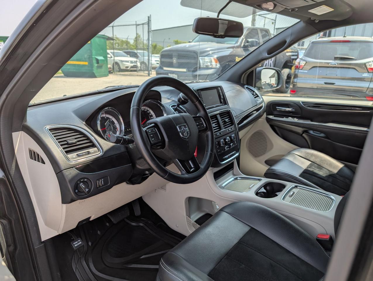 2016 Dodge Grand Caravan SXT Premium Plus - Photo #12