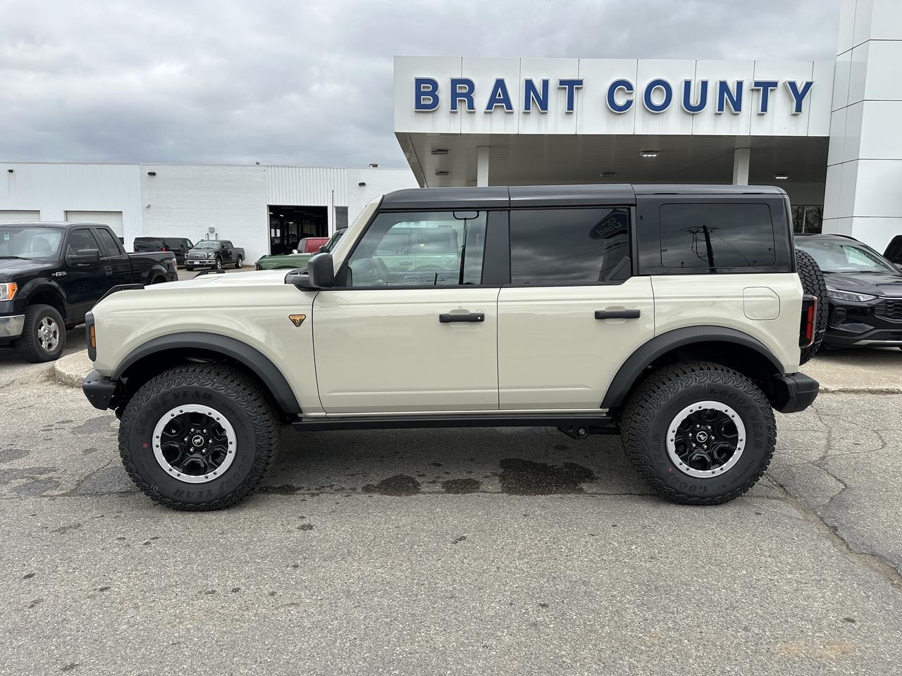 2025 Ford Bronco BADLANDS/COMPANY DEMO/ DESERT SAND! Photo2