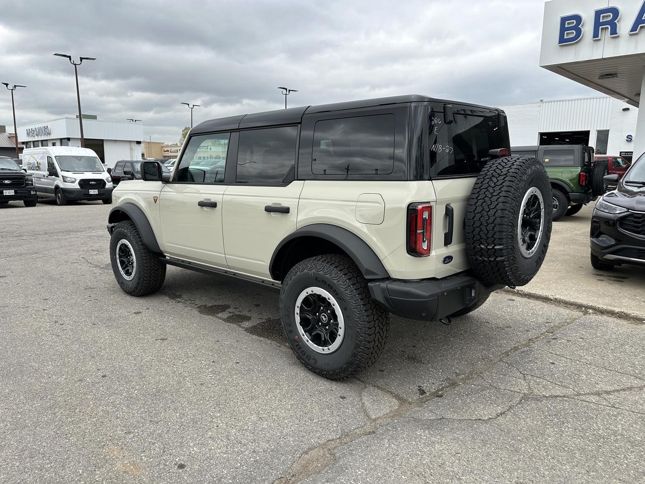 2025 Ford Bronco BADLANDS/COMPANY DEMO/ DESERT SAND! Photo