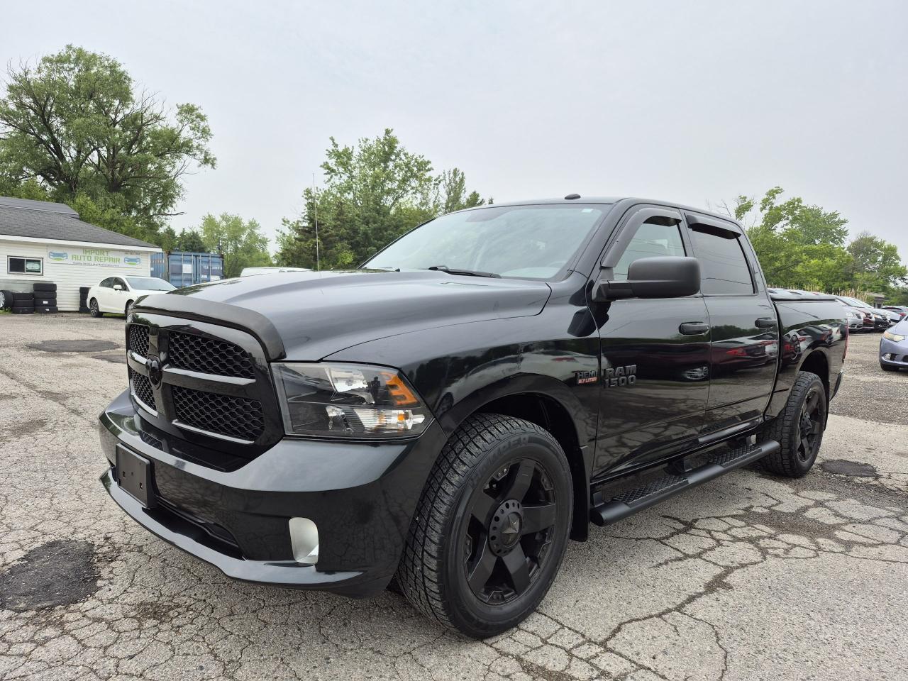 2016 RAM 1500 Crew Cab 140.5" Tradesman Photo8