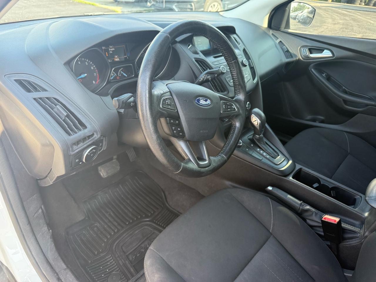 2017 Ford Focus HB SE Photo11