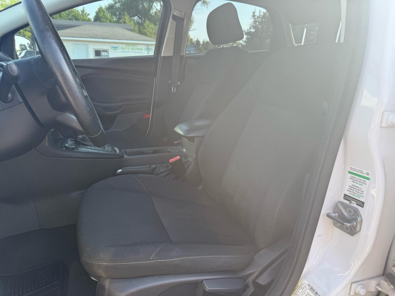 2017 Ford Focus HB SE Photo12