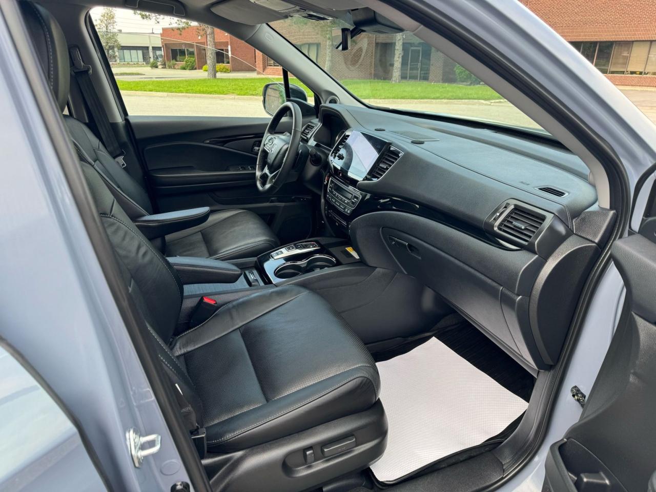 2022 Honda Pilot TOURING 8-PASSENGER - Photo #12