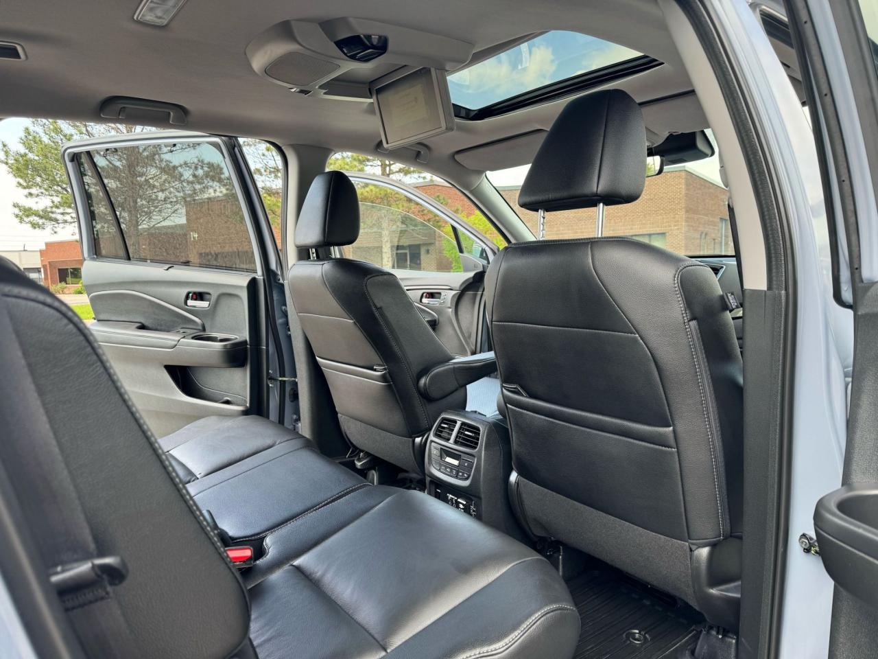 2022 Honda Pilot TOURING 8-PASSENGER - Photo #15