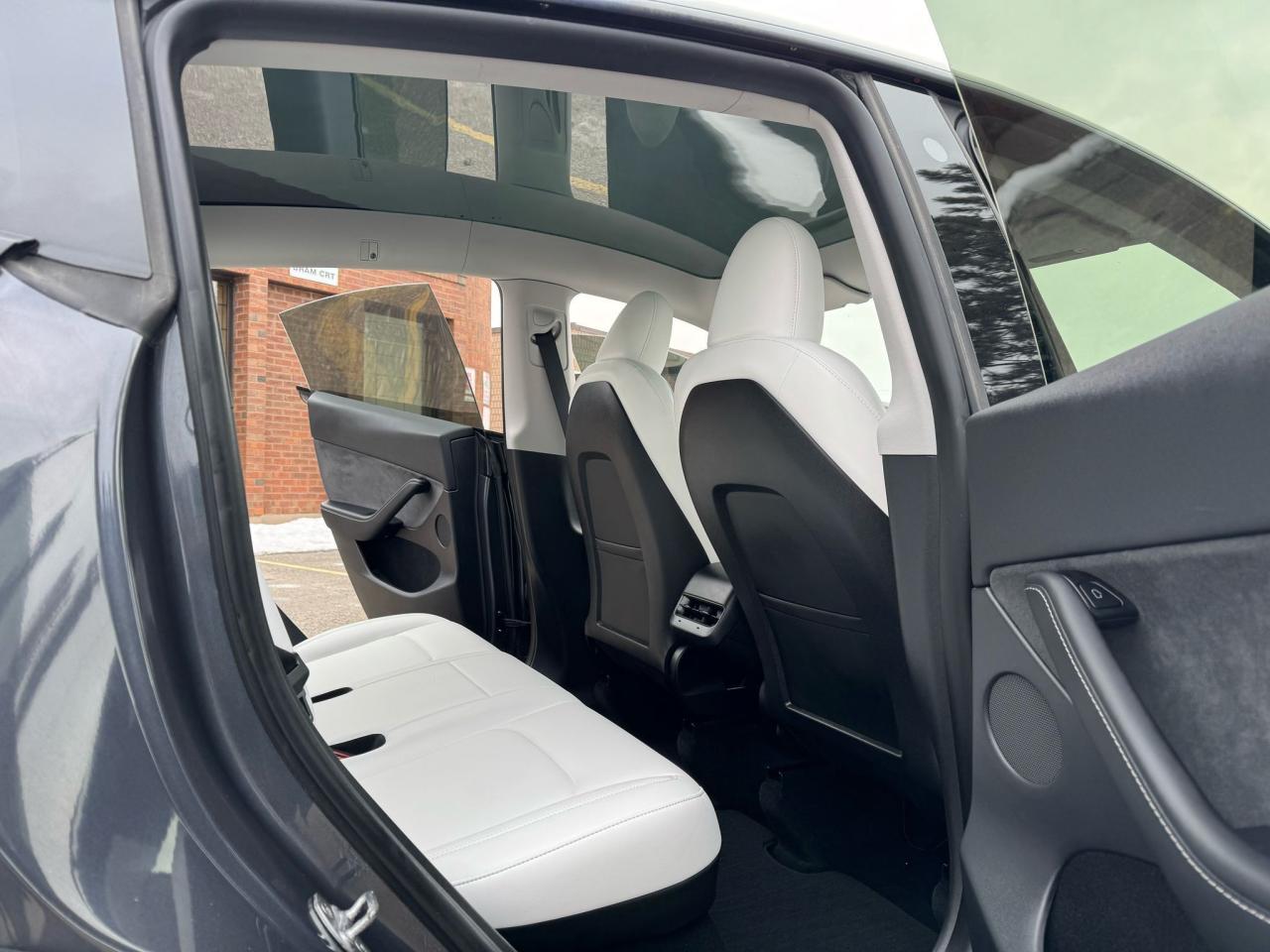 2023 Tesla Model Y LONG RANGE - Photo #21