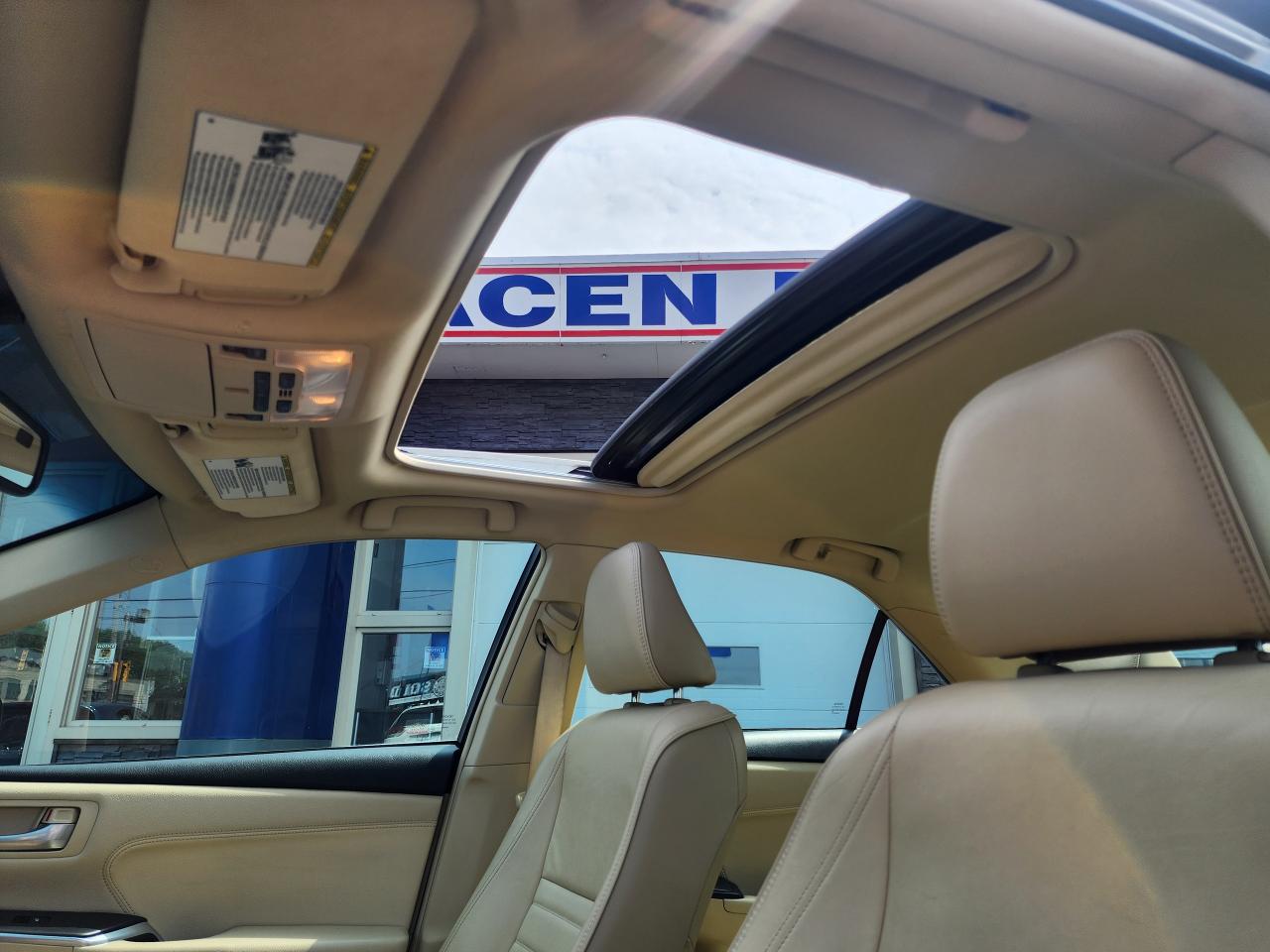 2016 Toyota Camry XLE- LOADED, MINT CONDITON-LOW KM - Photo #12
