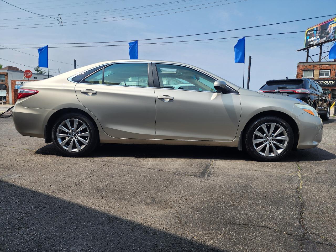 2016 Toyota Camry XLE- LOADED, MINT CONDITON-LOW KM - Photo #4