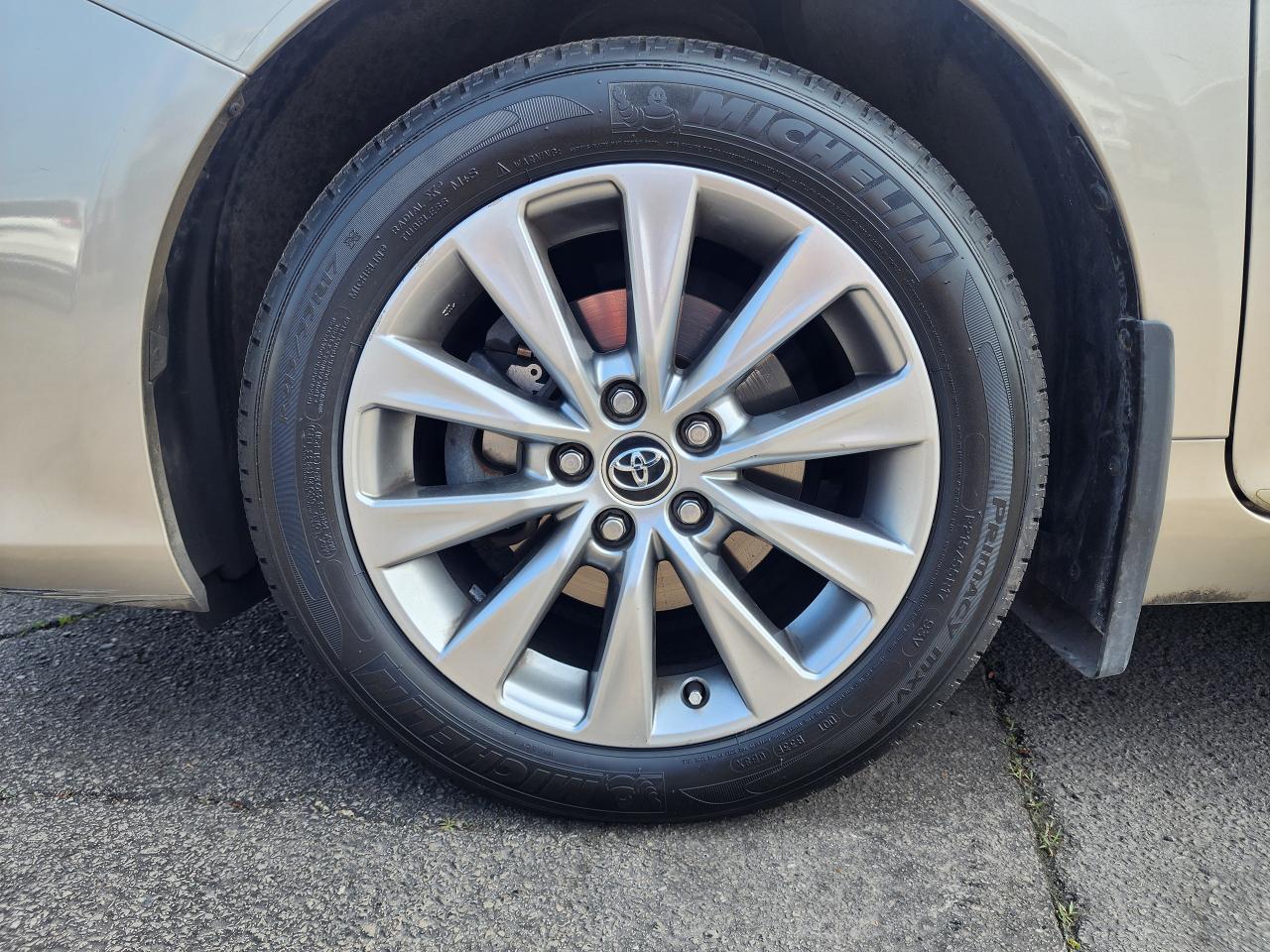 2016 Toyota Camry XLE- LOADED, MINT CONDITON-LOW KM - Photo #9