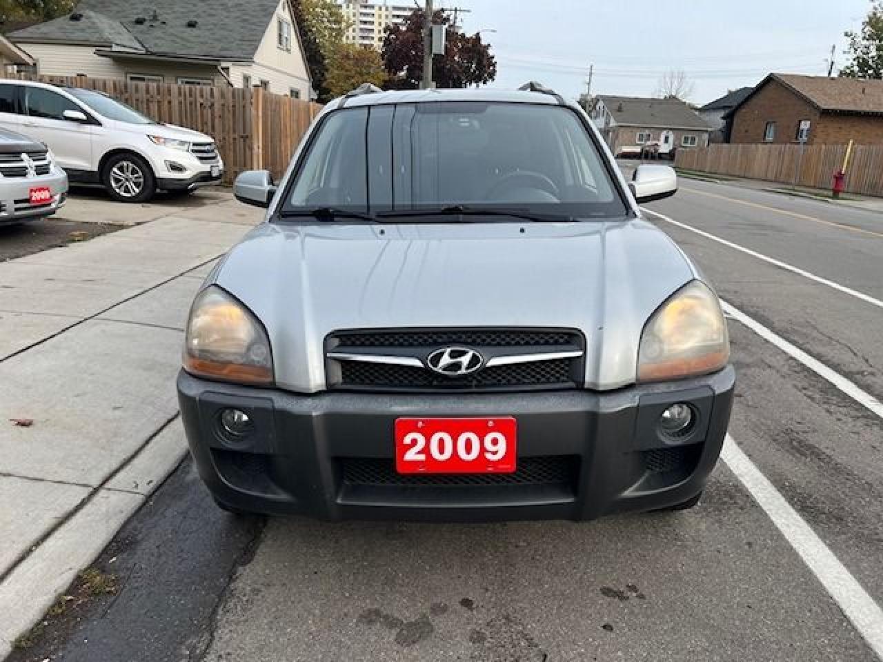 2009 Hyundai Tucson GL - Photo #2