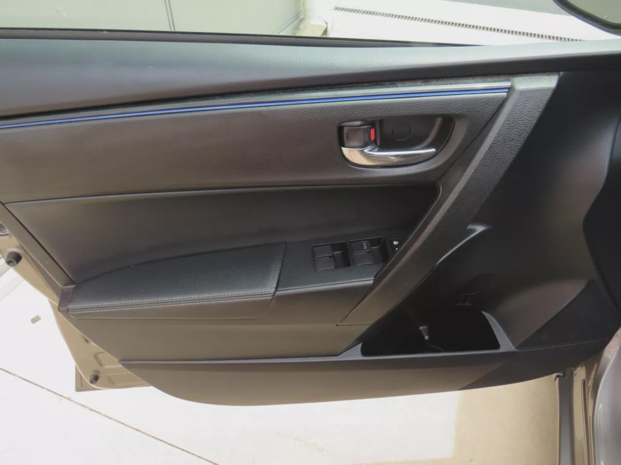 2019 Toyota Corolla SE (**ONE OWNER!!**CLEAN TITLE/NO ACCIDENTS!!**SAFETY/CERTIFIED!!**MANUAL TRANSMISSION**SUNROOF**REVERSE CAMERA**LEATHER WRAPPED STEERING WHEEL**HEATED SEATS/STEERING WHEEL**DIGITAL TOUCHSCREEN**CUSTOM COROLLS RUBBER MATS**BLUETOOTH**CRUISE CONTROL**) Photo