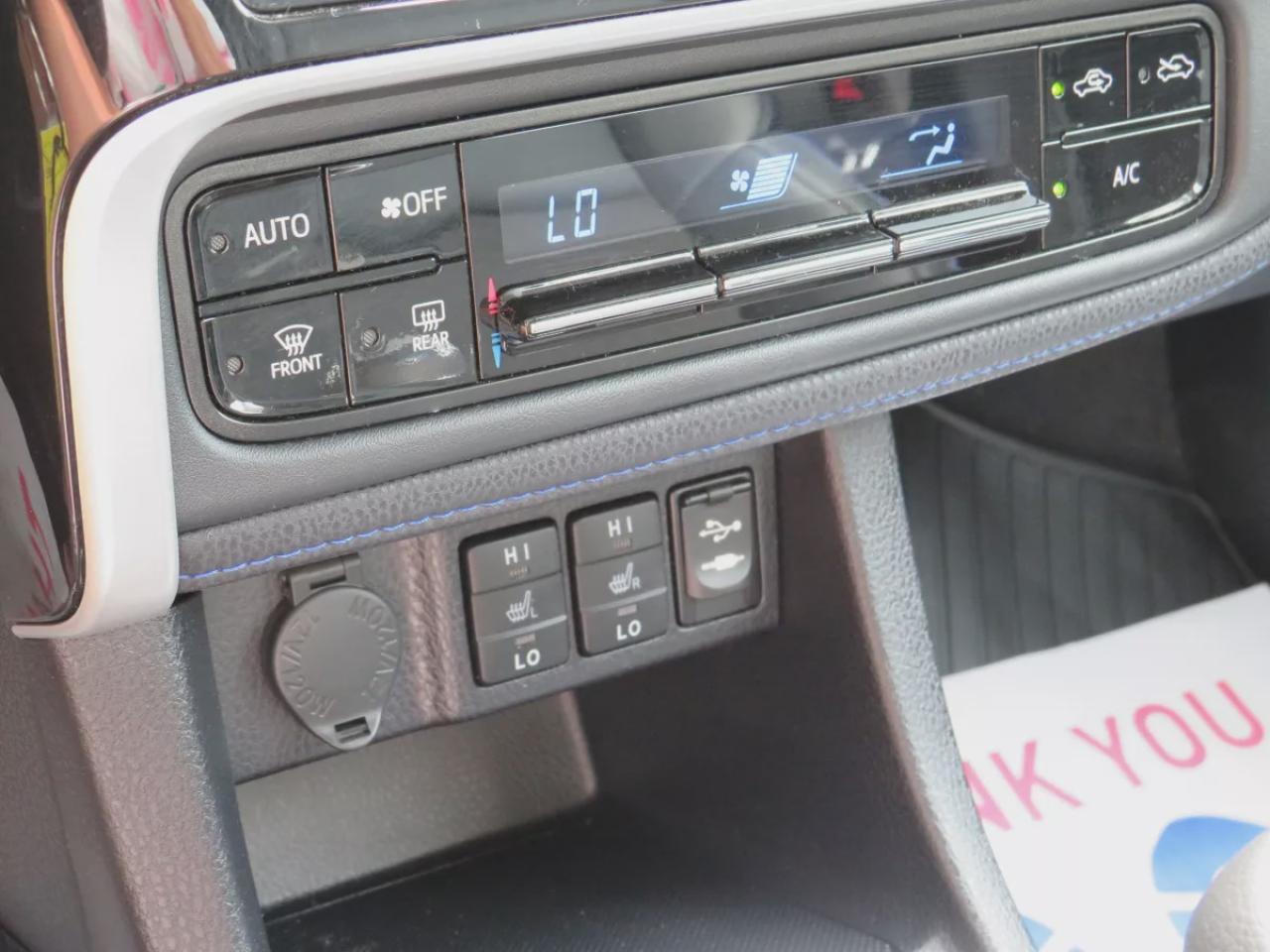 2019 Toyota Corolla SE (**ONE OWNER!!**CLEAN TITLE/NO ACCIDENTS!!**SAFETY/CERTIFIED!!**MANUAL TRANSMISSION**SUNROOF**REVERSE CAMERA**LEATHER WRAPPED STEERING WHEEL**HEATED SEATS/STEERING WHEEL**DIGITAL TOUCHSCREEN**CUSTOM COROLLS RUBBER MATS**BLUETOOTH**CRUISE CONTROL**) Photo