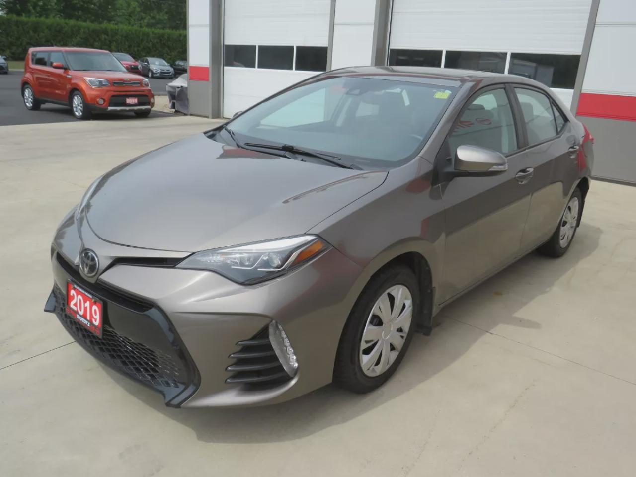 2019 Toyota Corolla SE (**ONE OWNER!!**CLEAN TITLE/NO ACCIDENTS!!**SAFETY/CERTIFIED!!**MANUAL TRANSMISSION**SUNROOF**REVERSE CAMERA**LEATHER WRAPPED STEERING WHEEL**HEATED SEATS/STEERING WHEEL**DIGITAL TOUCHSCREEN**CUSTOM COROLLS RUBBER MATS**BLUETOOTH**CRUISE CONTROL**) Photo