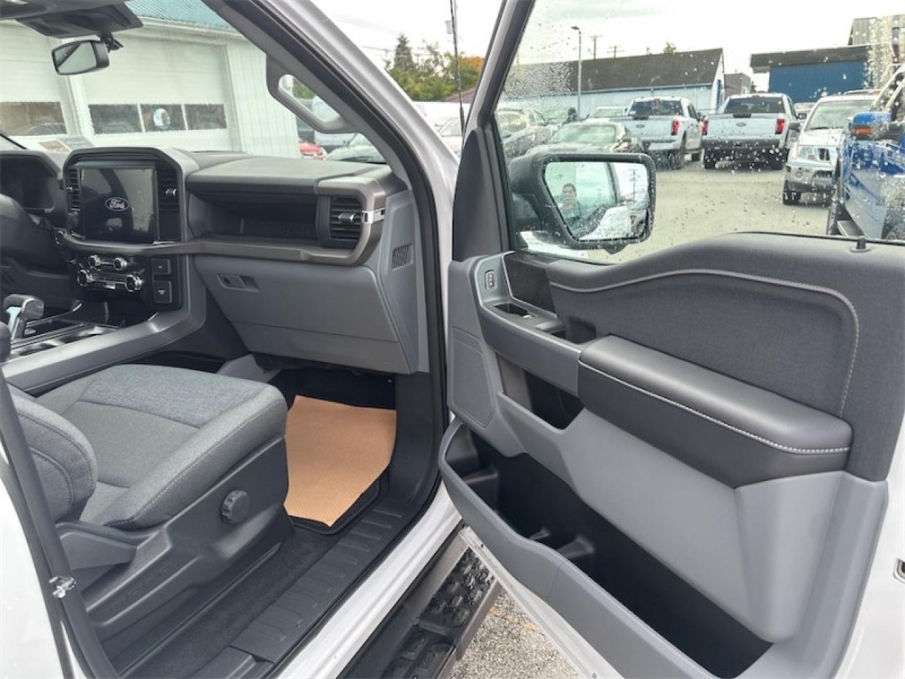 2025 Ford F-150 Lightning XLT Photo5