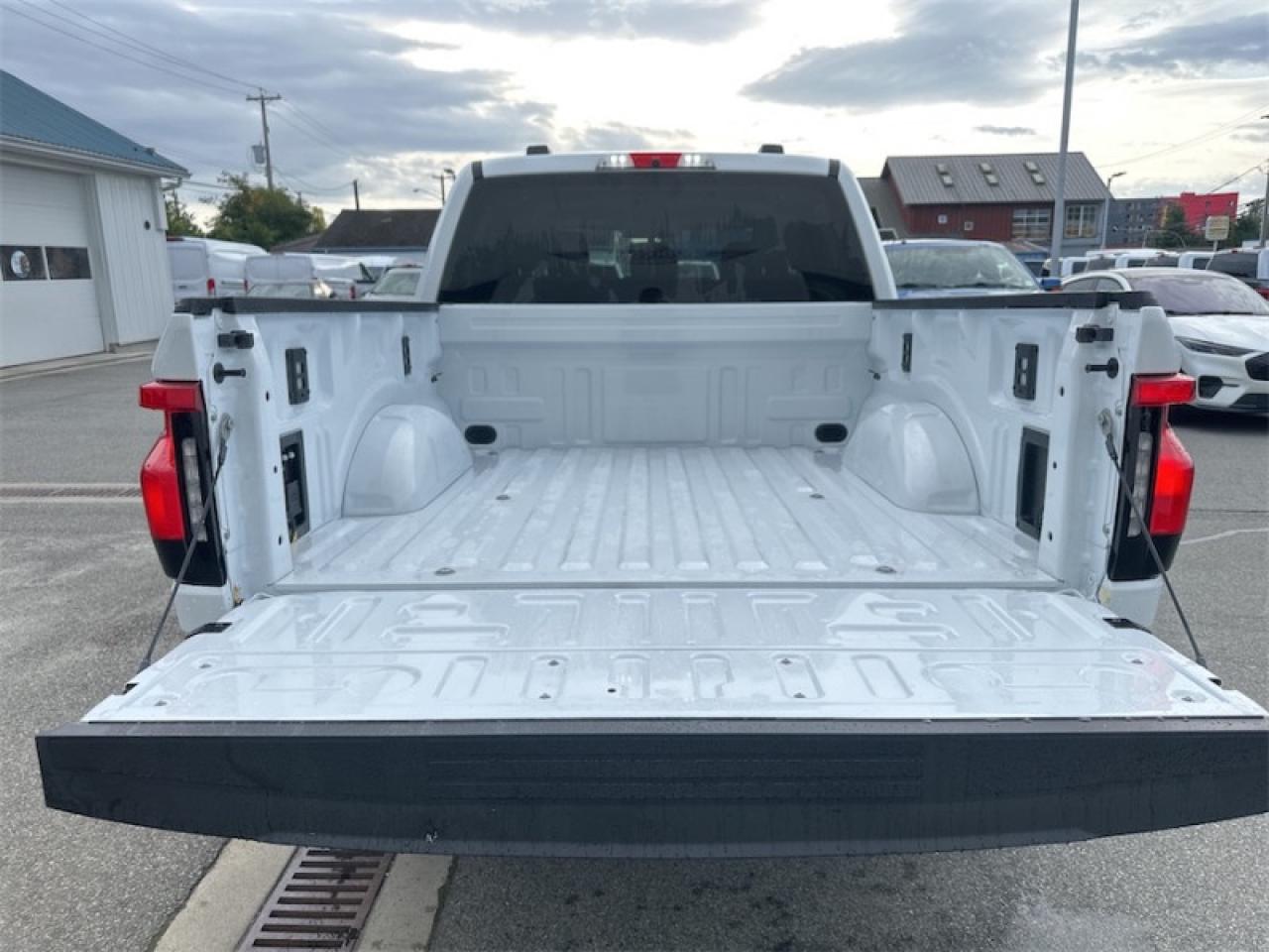 2025 Ford F-150 Lightning XLT Photo5