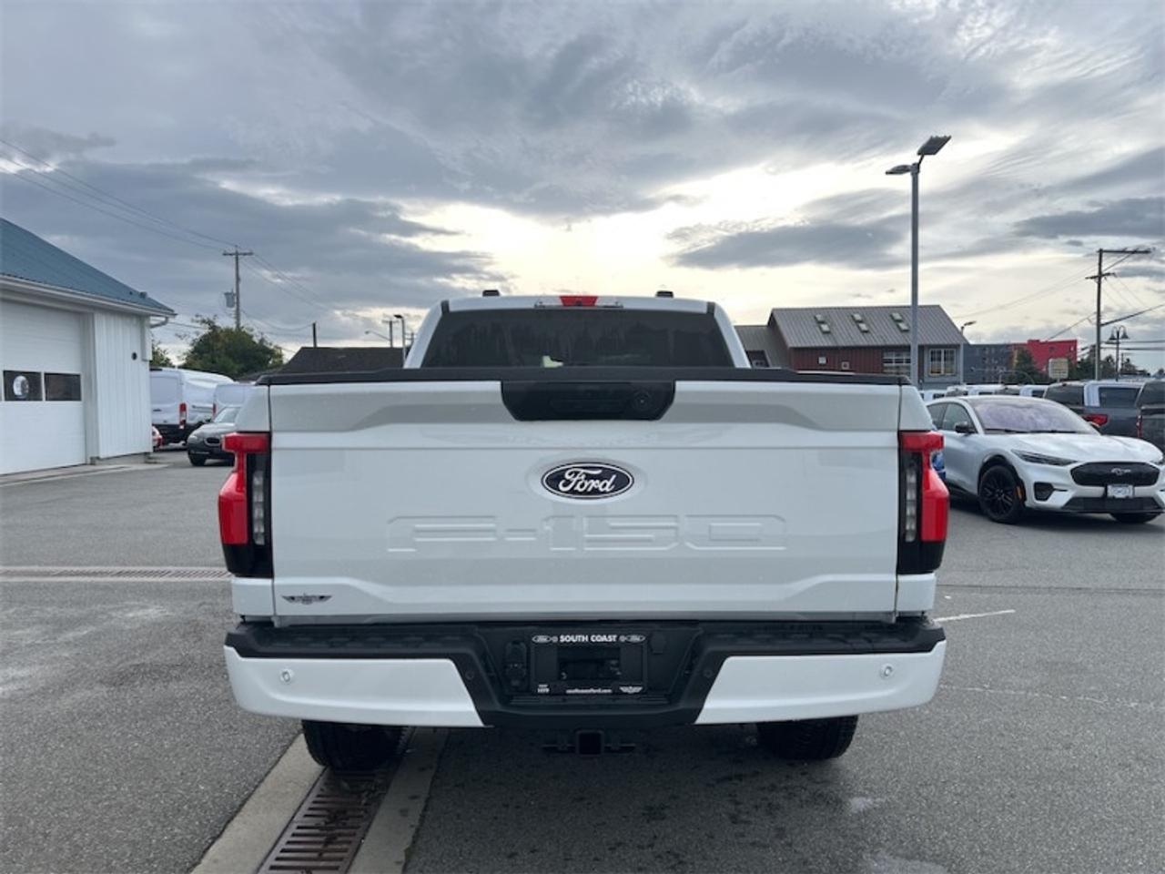 2025 Ford F-150 Lightning XLT Photo3