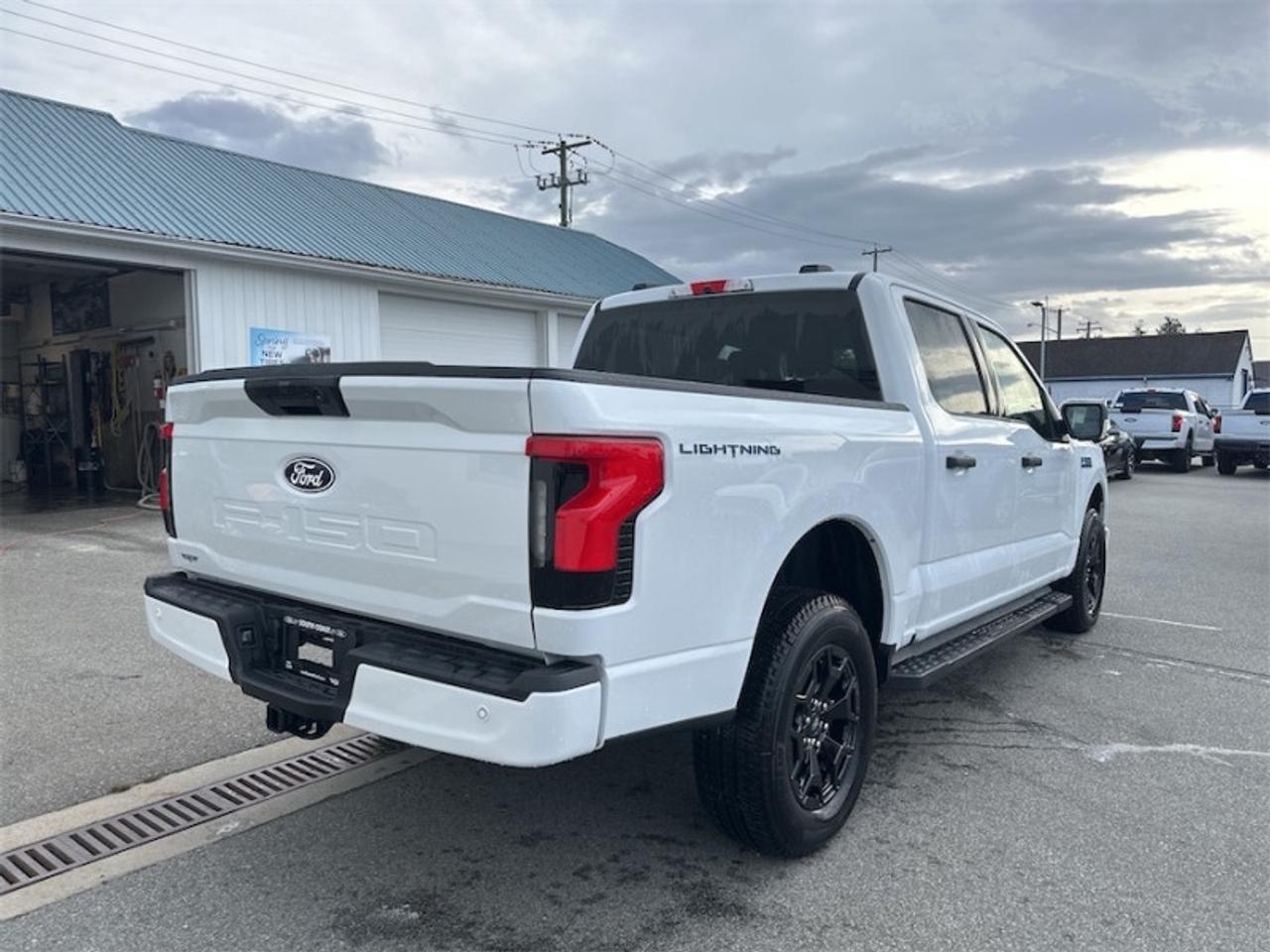 2025 Ford F-150 Lightning XLT Photo4