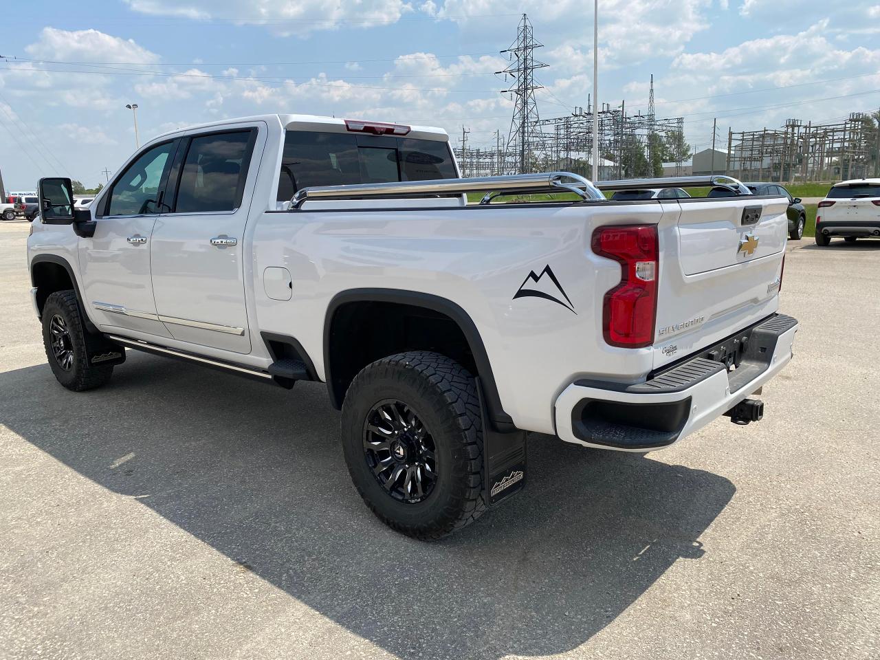 2024 Chevrolet Silverado 2500 HIGH COUNTRY 2 SETS OF TIRES & RIMS Photo3