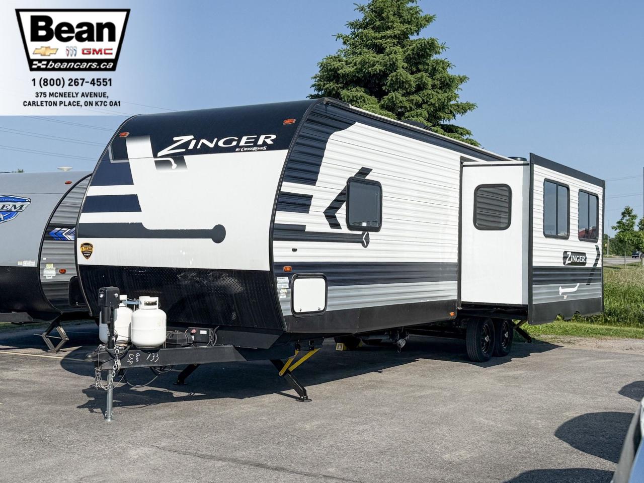 Used 2022 Crossroads Zinger 299 2022 CROSSROADS ZINGER 299RE - 29' TRAVEL TRAILER, QUEEN BED, SOFA, DINETTE, OUTDOOR KITCHEN, FIREPLACE, POWER AWNING for sale in Carleton Place, ON