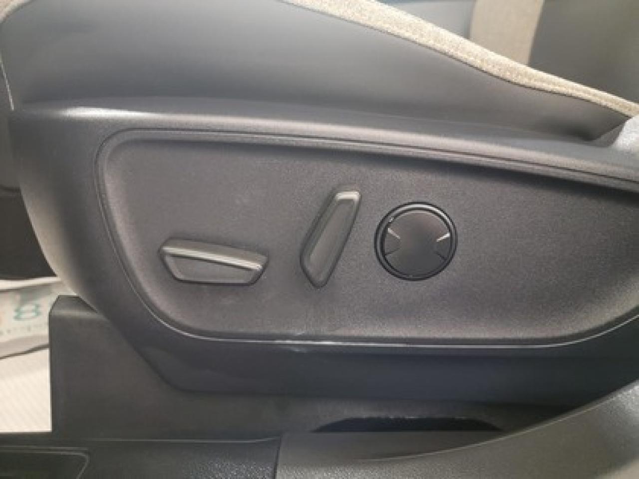 12618300