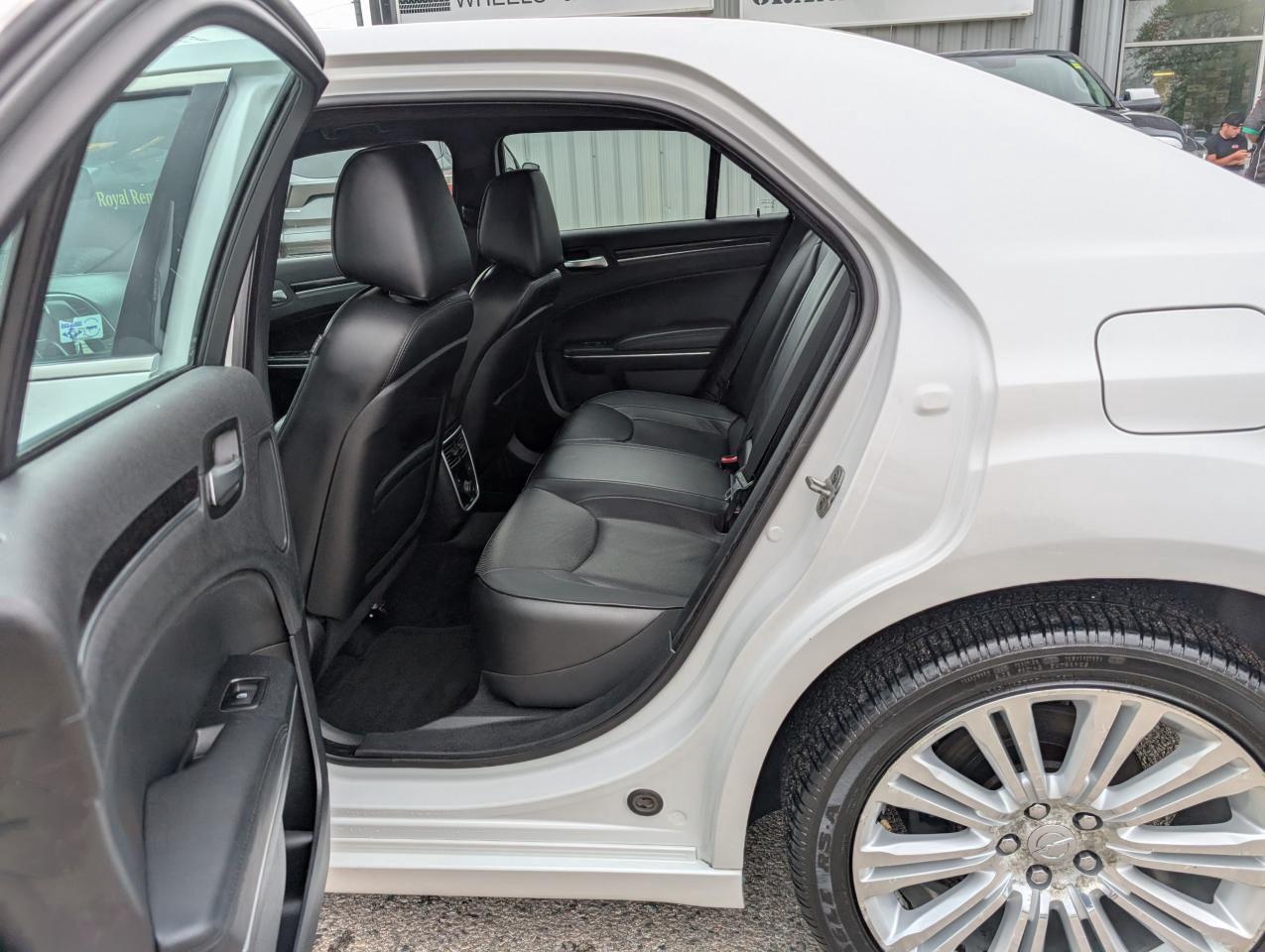 2014 Chrysler 300 300C - Photo #15