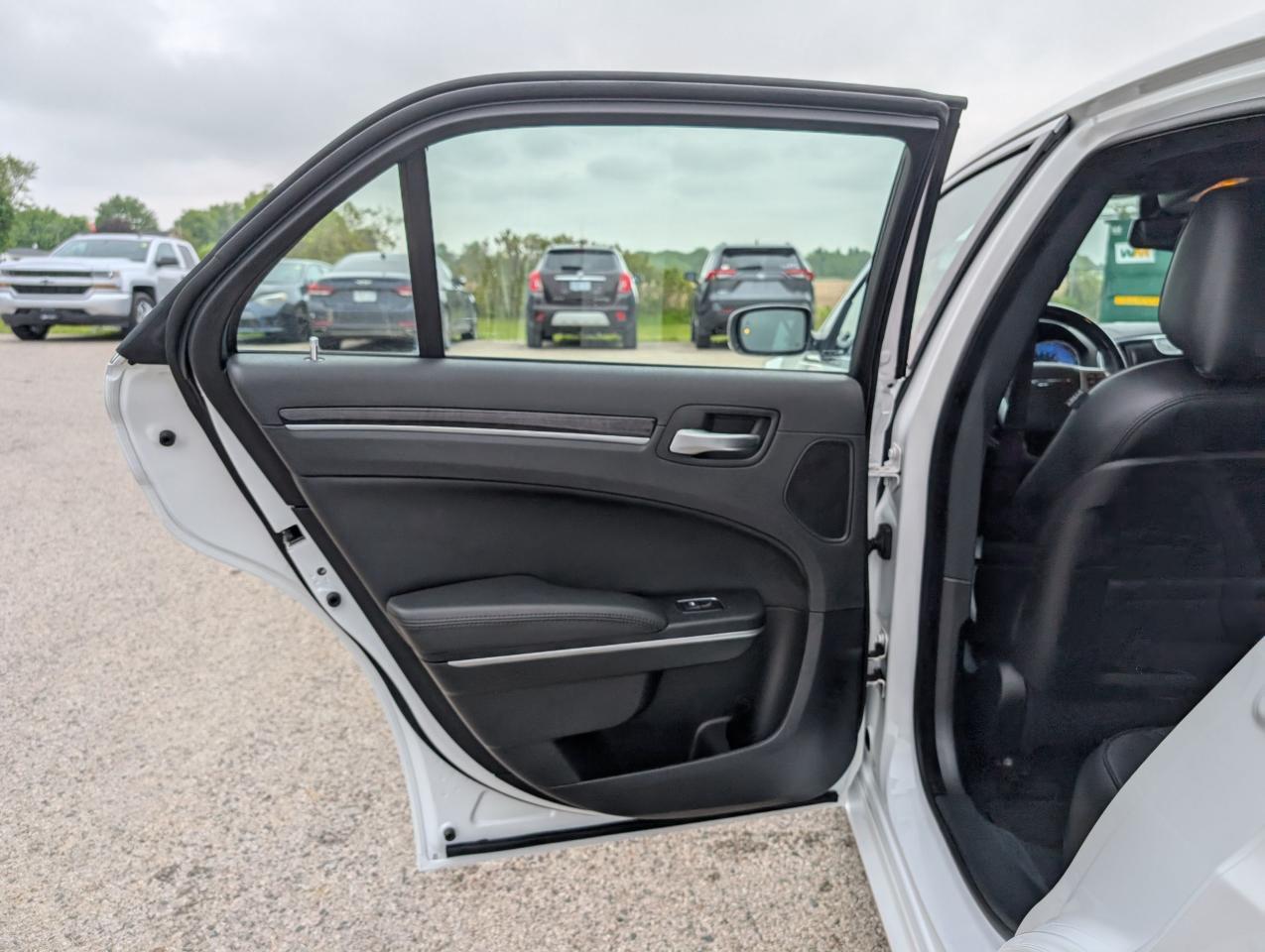2014 Chrysler 300 300C - Photo #16