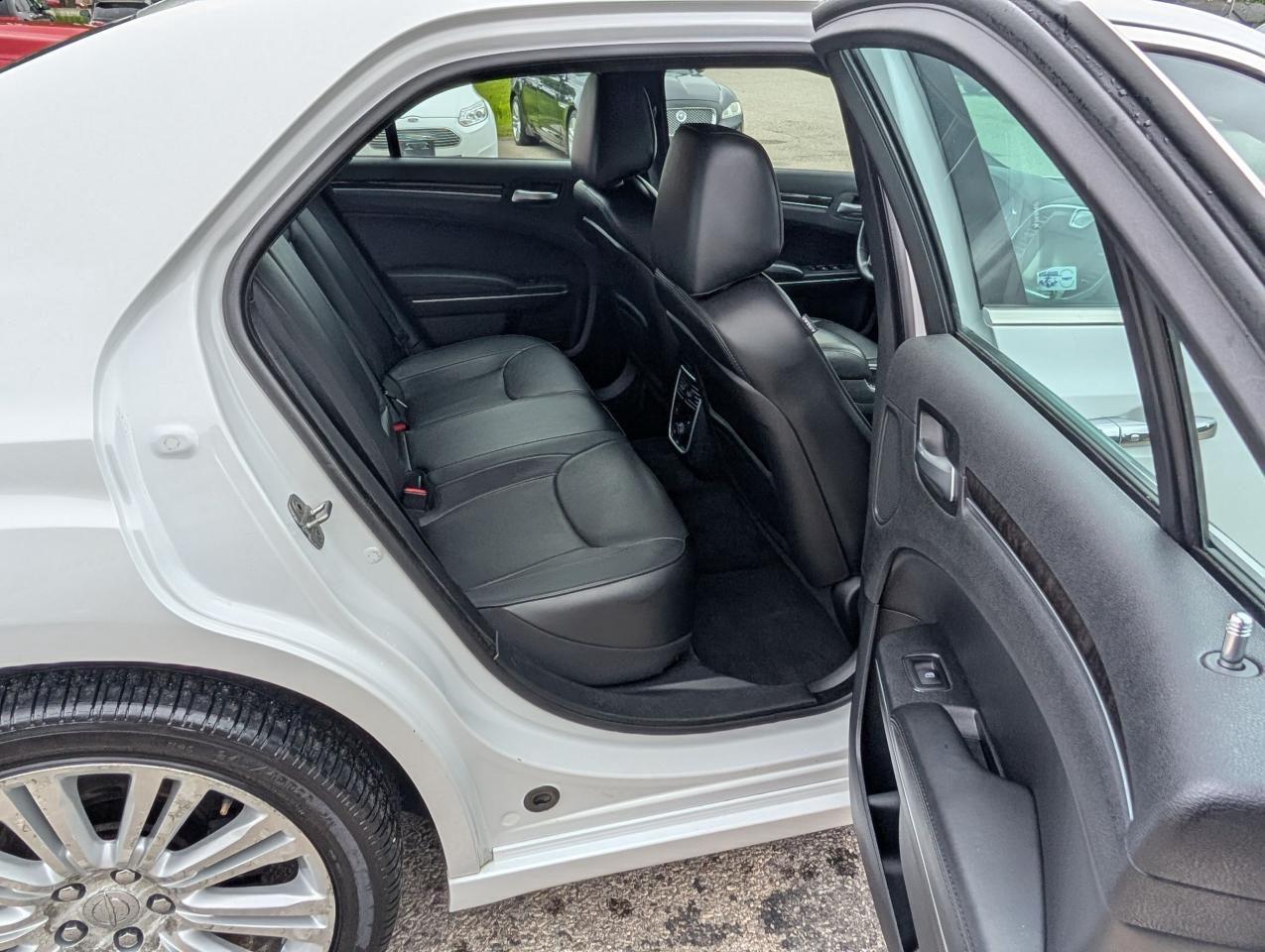 2014 Chrysler 300 300C - Photo #20