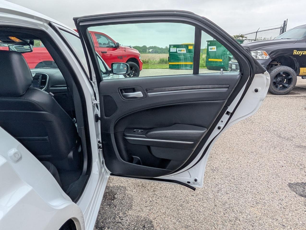2014 Chrysler 300 300C Photo