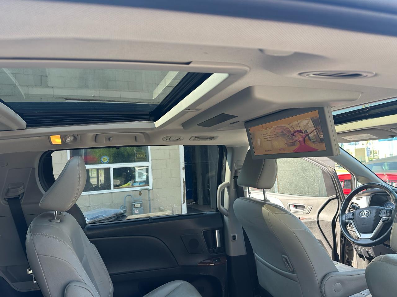 2018 Toyota Sienna Limited AWD - Photo #17