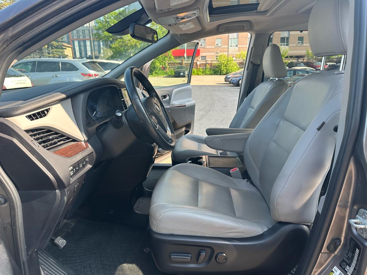 2018 Toyota Sienna Limited AWD - Photo #8