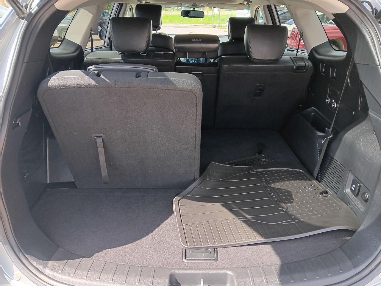 2017 Hyundai Santa Fe XL Luxury 7 Pass, AWD, Leather, Pano, Nav, Blindspot - Photo #9