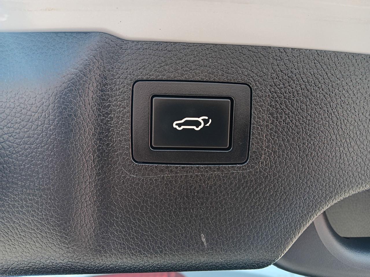 2017 Hyundai Santa Fe XL Luxury 7 Pass, AWD, Leather, Pano, Nav, Blindspot - Photo #11