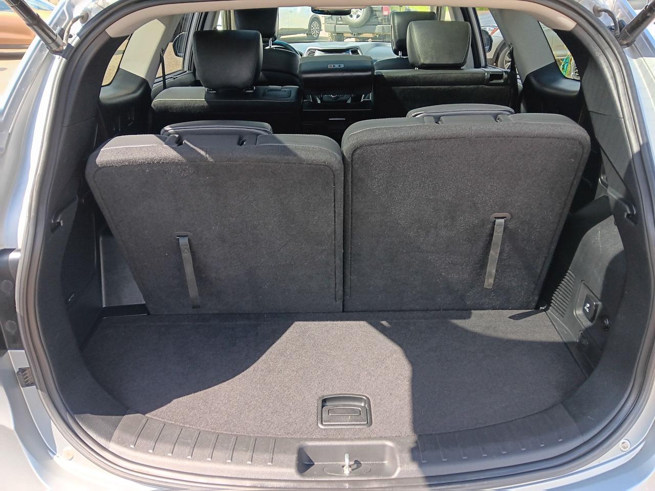 2017 Hyundai Santa Fe XL Luxury 7 Pass, AWD, Leather, Pano, Nav, Blindspot - Photo #8