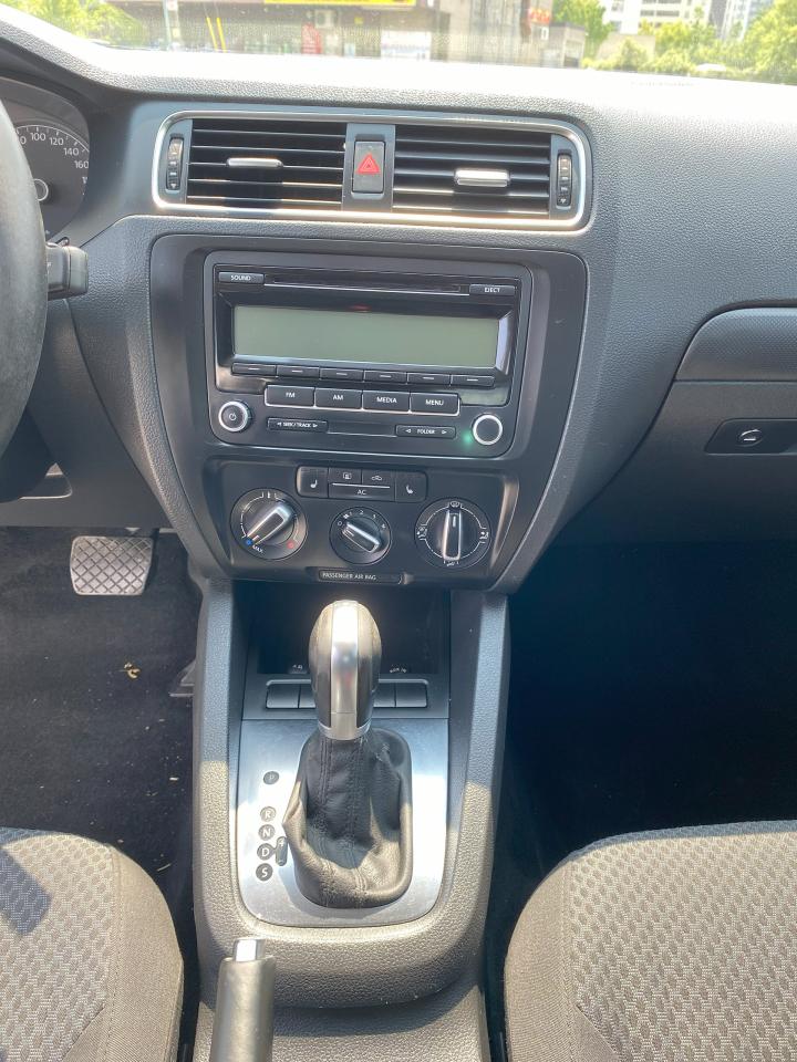 2011 Volkswagen Jetta 2.0L Diesel/Automatic/Heated Seats - Photo #14