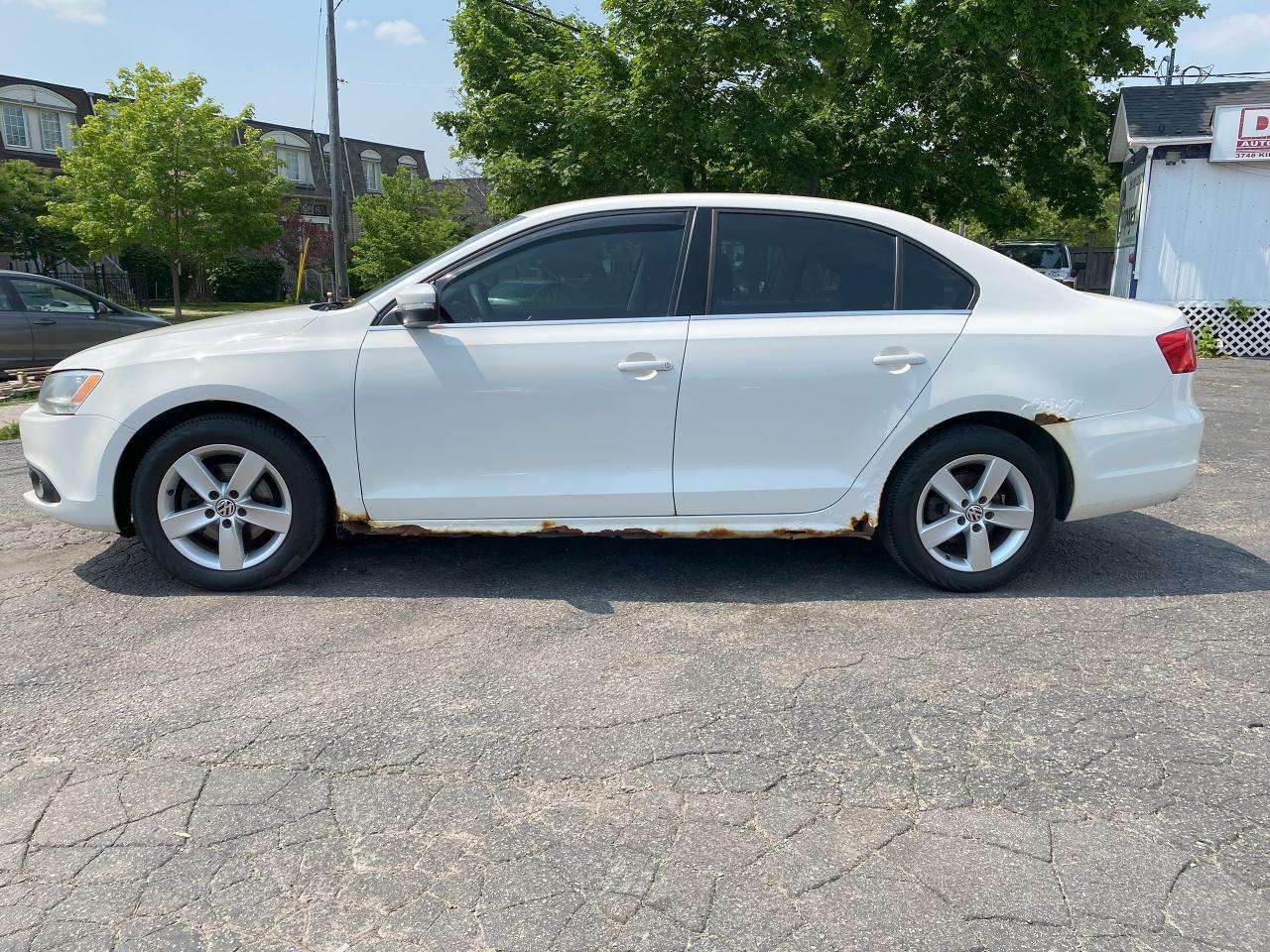2011 Volkswagen Jetta 2.0L Diesel/Automatic/Heated Seats - Photo #2