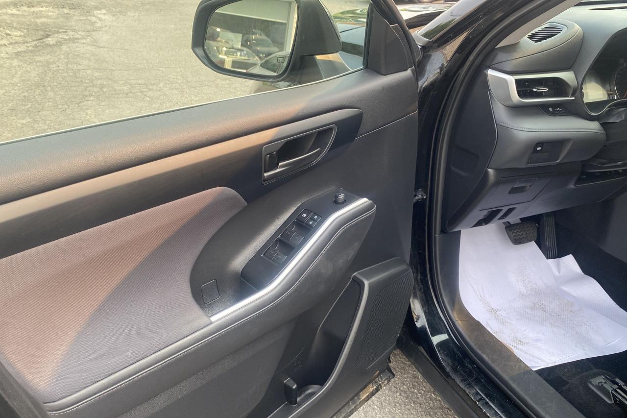 2020 Toyota Highlander LE - Photo #9